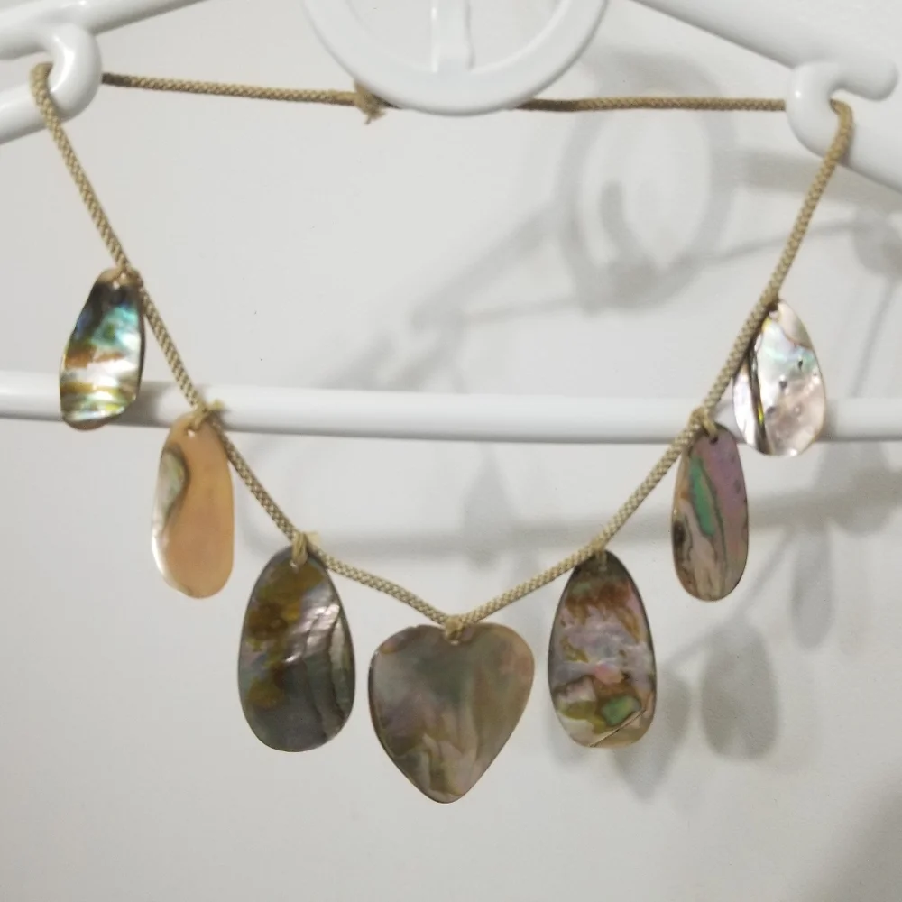 Vtg blistered pearl cord necklace, 1/7 pendants is a heart - Picture 7 of 12